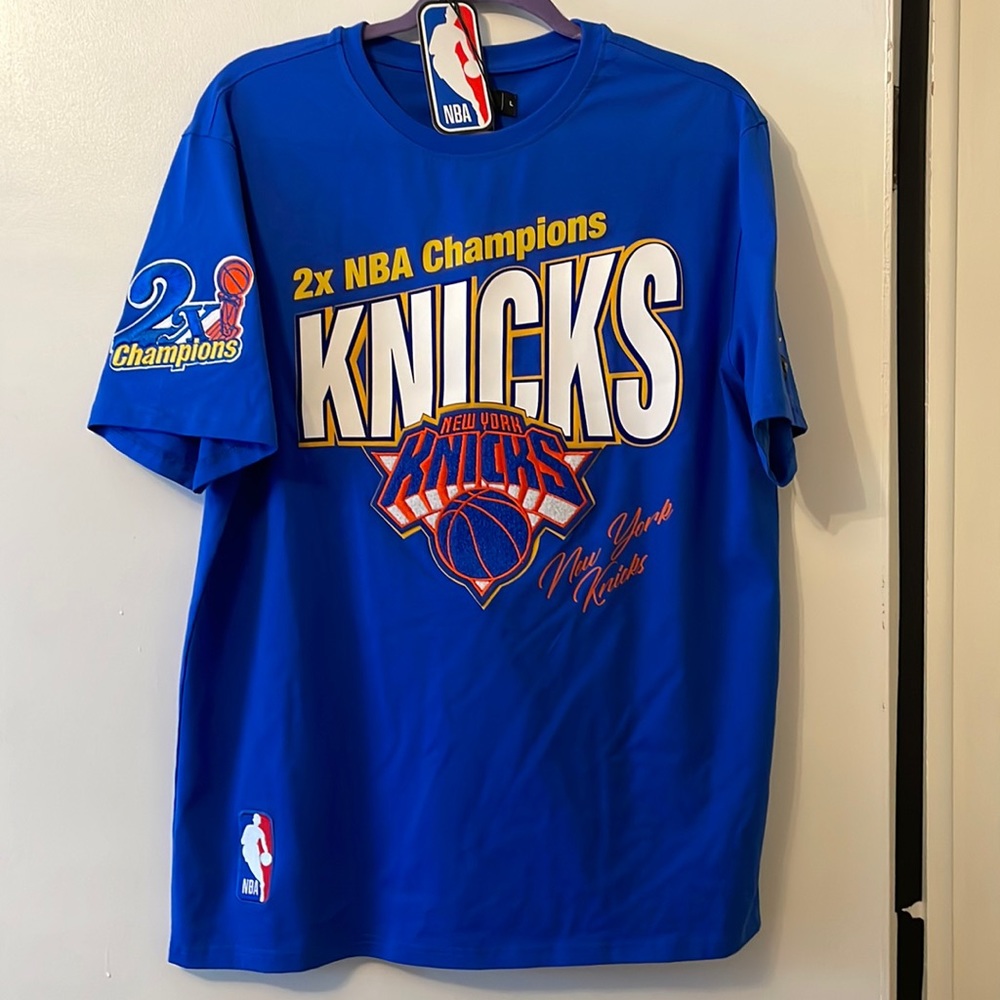 New York Knicks Size Large T Shirt. Brand New.